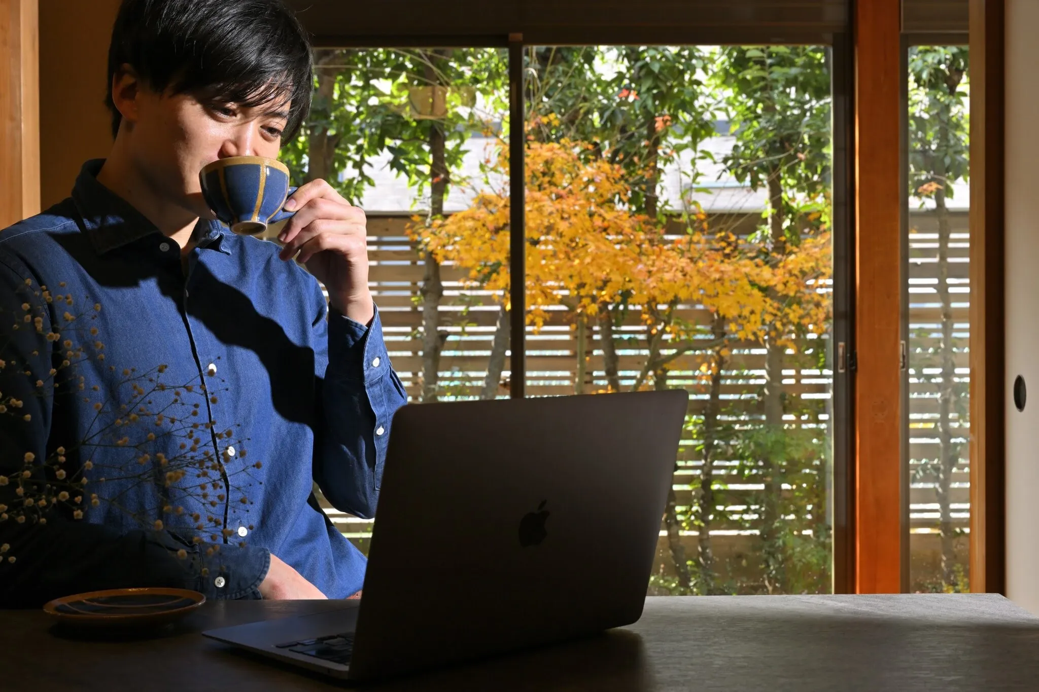 障子の前に、机とWi-Fi。